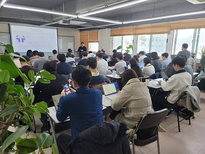 위데이터랩은 지난 17일 본사 교육장에서 'LLM RAG 핵심기술, 벡터 데이터베이스 비교 실습' 세미나를 성황리에 마쳤다.