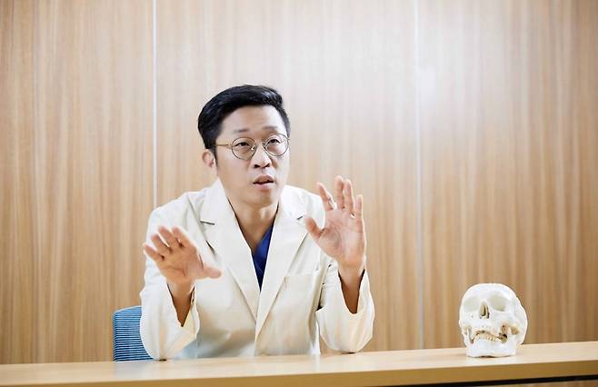 성빈센트병원 신경외과 이동훈 교수가 뇌졸중에 관해 설명하고 있다./사진=신지호 기자