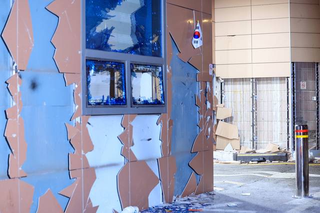 ▲ 윤석열 대통령이 내란 우두머리 혐의로 구속되자 윤대통령 지지자들이 서울 마포구 서울서부지방법원을 습격한 지난 19일 오전 서부지법 창과 외벽 등이 파손돼 있다. 연합뉴스