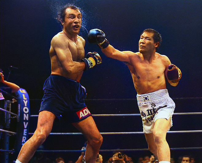 챔피언 백인철(오른쪽)이 1990년 3월 프랑스 리옹의 팔레 데스포르 드제를랑에서 세계복싱협회 슈퍼미들급 타이틀 3차 방어전을 치르고 있다. 사진=AFP=연합뉴스 제공