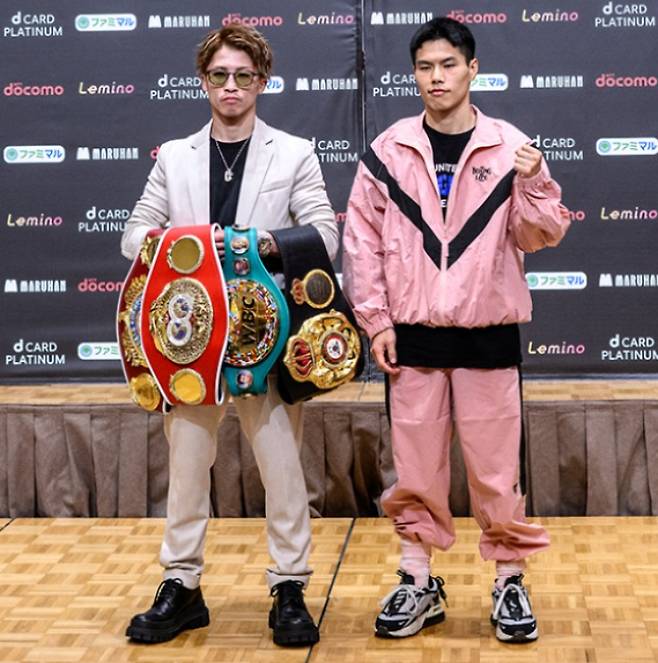 이노우에 나오야(사진 왼쪽)와 김예준이 지난 22일 열린 프로복싱 슈퍼밴텀급 통합타이틀매치 기자회견장에서 촬영을 하고 있다. 연합뉴스