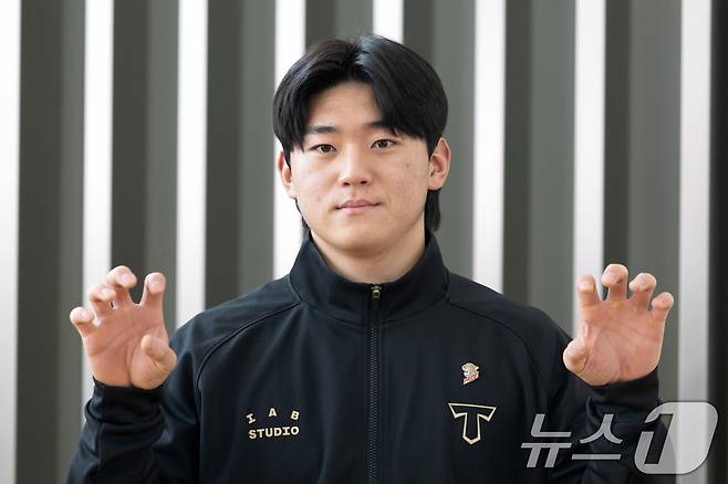 KIA 타이거즈 김도영이 23일 오전 인천국제공항에서 스프링캠프 훈련 참가를 위해 출국 전 취재진과 인터뷰하며 포토타임을 갖고 있다. KIA 타이거즈는 미국 캘리포니아에서 오는 25일부터 3월5일까지 스프링캠프 훈련을 실시힌다. 2025.1.23/뉴스1 ⓒ News1 이승배 기자