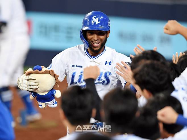 삼성 디아즈가 지난해 10월 15일 대구 삼성라이온즈파크에서 열린 2024 KBO리그 LG와의 플레이오프 2차전 7회말 1사 LG 백승현을 상대로 솔로 홈런을 친 뒤 동료들과 하이파이브를 하고 있다. 사진 | 대구 = 박진업 기자