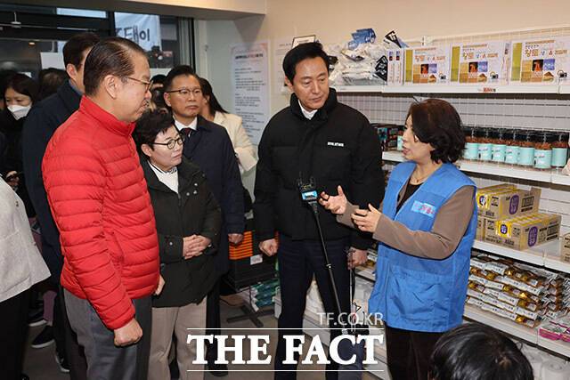 설 명절 민생안정지원 현장방문에 나선 권영세 국민의힘 비상대책위원장(왼쪽)과 오세훈 서울시장(가운데)이 24일 서울 용산구 서울역쪽방촌 온기창고를 방문해 관계자와 대화하고 있다. /남윤호 기자