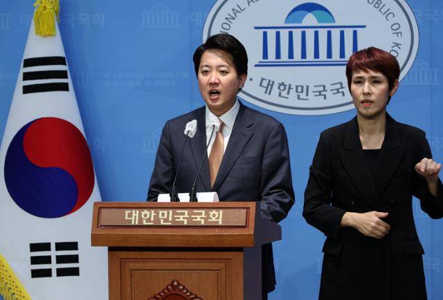 이준석 개혁신당 의원이 24일 오후 국회 소통관에서 현안 관련 기자회견을 하고 있다. 뉴시스