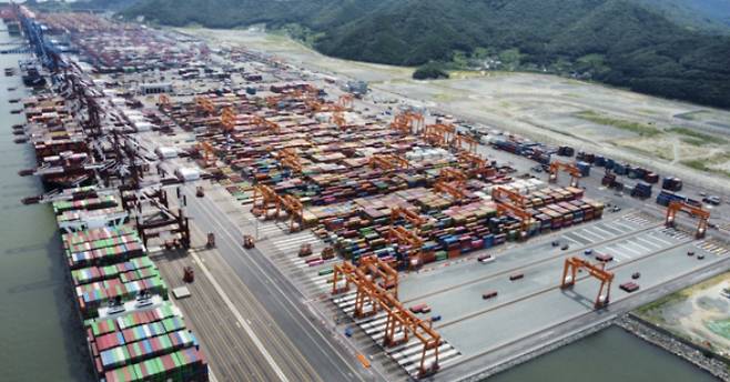 HDC그룹의 항만 터미널 운영사인 부산컨테이너터미널(BCT)이 다음 달부터 세계 1위 선사인 MSC의 미주 및 유럽 항로의 대형 노선을 유치해 운항한다. 사진은 BCT 22개 블록 자동화 장치장 전경. BCT 제공