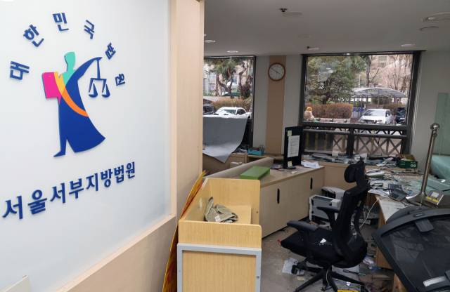 ▲윤석열 대통령이 내란 우두머리 혐의로 구속되자 일부 윤 대통령 지지자들이 서울서부지방법원 내부로 난입해 불법폭력사태를 일으킨 19일 오후 서부지법 내부가 파손돼 있다. ⓒ연합뉴스