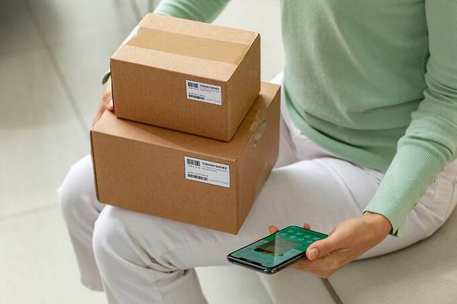 늦은 시간까지 배송 업무를 하는 택배기사들의 문자메시지가 공개돼 주변을 안타깝게 하고 있다. 이미지투데이