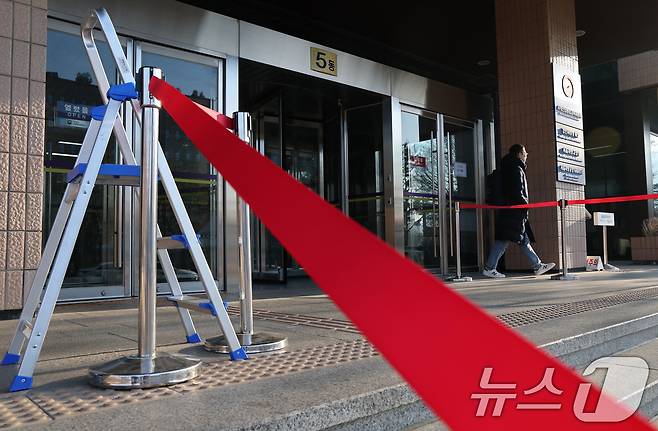 23일 오전 경기도 과천시 정부과천청사 공수처에 앞에 포토라인이 설치 돼 있다. 공수처는 이날 검찰에 '내란 우두머리' 혐의를 받는 윤석열 대통령을 기소해달라고 요구했다./뉴스1 ⓒ News1 임세영 기자