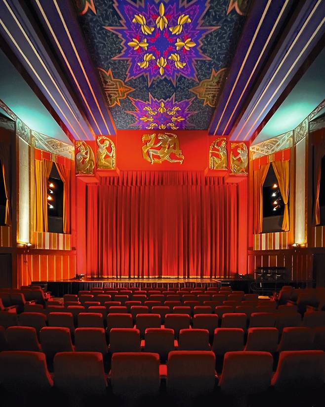 1933년 크리스마스 무렵 미국 매사추세츠주 브루클린에 처음 문을 연 예술영화관 쿨리지 코너 극장. /웅진지식하우스