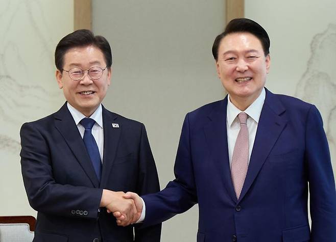 윤석열 대통령과 더불어민주당 이재명 대표가 지난해 4월 29일 서울 용산 대통령실 집무실에서 열린 영수회담에서 악수하고 있다. ⓒ대통령실