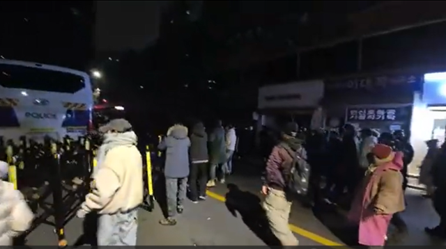 유튜브 채널 '젊은시각' 운영자 A씨의 삭제 영상에는 시위대가 경찰의 바리케이드를 사용해 법원 후문으로 들어오려는 경찰을 막는 장면도 담겼다. '젊은시각' 삭제영상