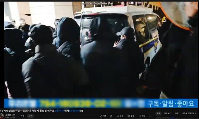19일 서부지법 사태 당시 유튜브 채널 '김사랑시인'의 삭제된 생중계 영상에서 해당 채널 운영자 B씨는 시위대와 함께 법원 으로 들어가 시위대가 경찰차를 미는 모습도 촬영했다. '김사랑시인' 삭제영상
