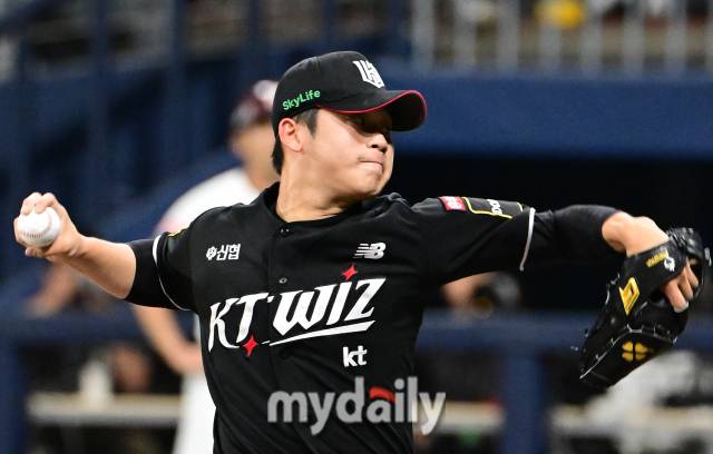 2024년 7월 16일 서울 고척스카이돔에 '2024 신한 SOL Bank KBO리그' KT 위즈와 키움 히어로즈의 경기가 열렸다. KT 박영현이 9회말 역투하고 있다.