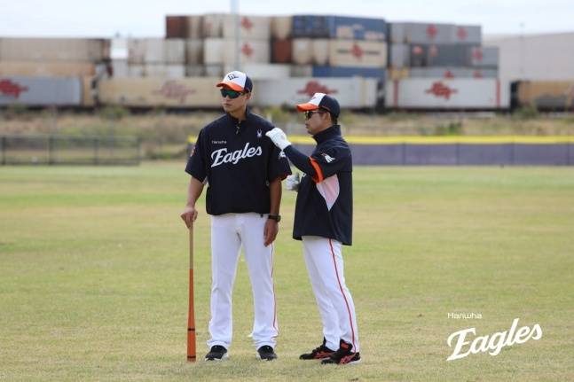 한화 윤규진 코치(왼쪽)와 양상문 코치. /사진=한화 이글스 제공