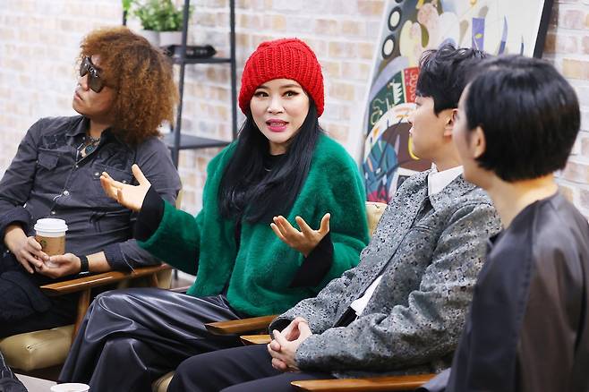 의견 공유하는 '난장 프로젝트' 팀원들 (서울=연합뉴스) 진연수 기자 = 재즈 보컬리스트 웅산(왼쪽 2번째)이 17일 서울 종로구 연합뉴스 사옥에서 진행한 인터뷰에서 크로스오버 프로젝트 '난장 프로젝트' 멤버들과 대화를 나누고 있다. 2025.1.25
jin90@yna.co.kr