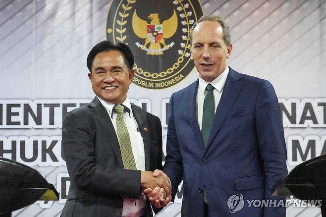 인도네시아 프랑스 범죄인 송환 합의 (자카르타 AP=연합뉴스) 24일(현지시간) 인도네시아 자카르타에서 유스릴 마헨드라 인도네시아 법무인권부 장관(왼쪽)이 프랑스인 마약사범 송환에 합의한 뒤 파비앙 페논 주인도네시아 프랑스 대사와 악수하고 있다. 2025.1.25. photo@yna.co.kr