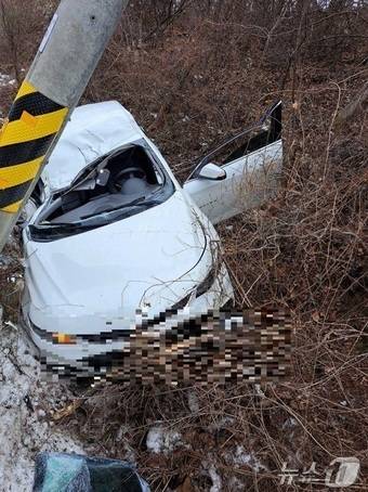 강원 홍천 남면의 한 도로에서 발생한 승용차 단독 교통사고 현장.(강원도소방본부 제공) 2025.1.26/뉴스1