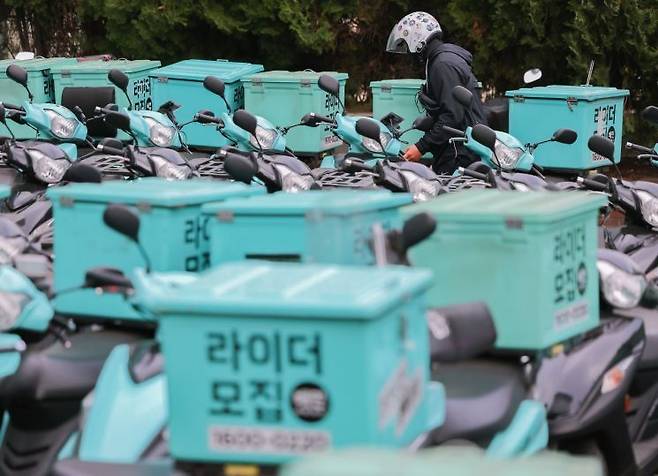 서울 시내의 한 배민라이더스 센터 앞에 배달용 스쿠터들이 세워져 있다. 기사 중 특정 표현과 관련 없음. 연합뉴스
