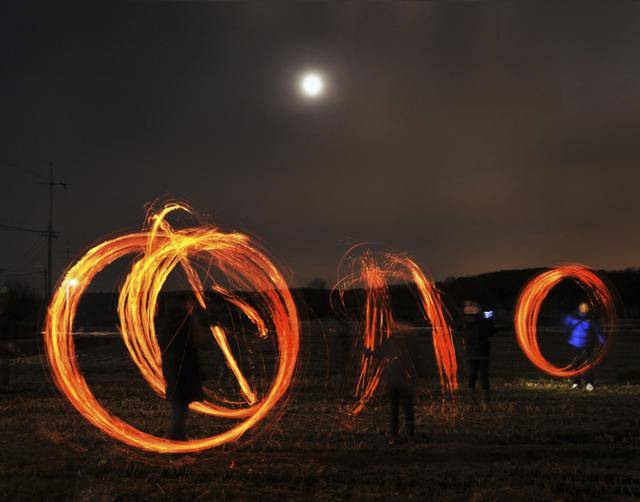 정월대보름 민속놀이 중 하나인 쥐불놀이. 게티이미지뱅크