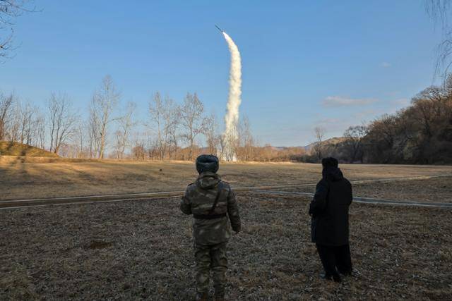 지난 25일 김정은 북한 국무위원장이 전략순항미사일 시험발사 모습을 참관하고 있다. 뉴스1