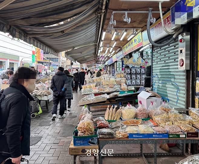 대구 서문시장 건어물 전문 상가에서 26일 한 시민이 물건을 살피고 있다. 백경열 기자