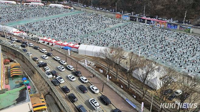 설명절 황금연휴 둘째날인 26일 강원 화천군 화천천 일대에서 열리는 2025 화천산천어축제에 이른 아침부터 인파가 몰리면서 얼음판이 깨알을 뿌려놓은 듯 진풍경이 연출되고 있다.