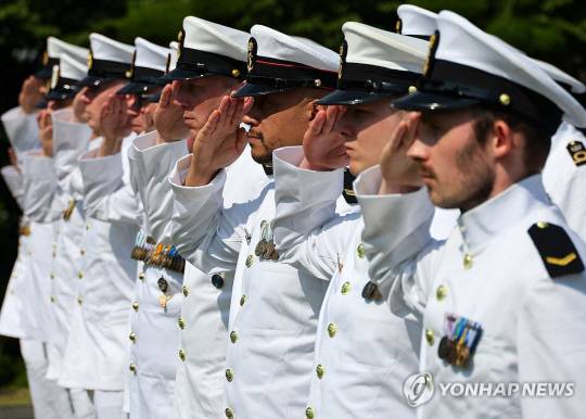 2024년 6월 한국을 방문한 네덜란드 해군 장병들이 부산유엔기념공원을 참배하며 경례하고 있다. 연합뉴스