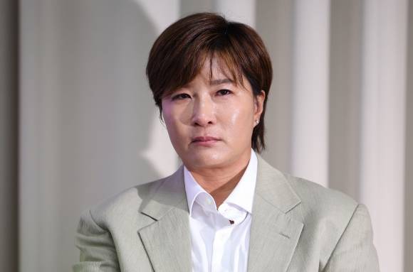 박세리, 부친 혐의 입장발표 기자회견 - 박세리, 부친 혐의 입장발표 기자회견 (서울=연합뉴스) 김성민 기자 = 박세리가 18일 오후 서울 강남구 스페이스쉐어 삼성코엑스센터에서 열린 부친 박준철 씨의 사문서위조 혐의에 대한 기자회견에서 눈물을 보이고 있다. 2024..18 ksm7976@yna.co.kr (끝)