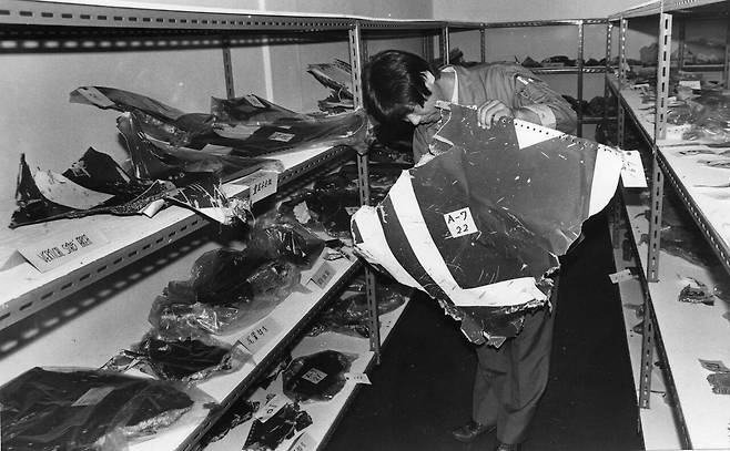 1983년 김포공항 임시보관소에 모아놓은 사고 당시 대한항공 여객기 잔해들.