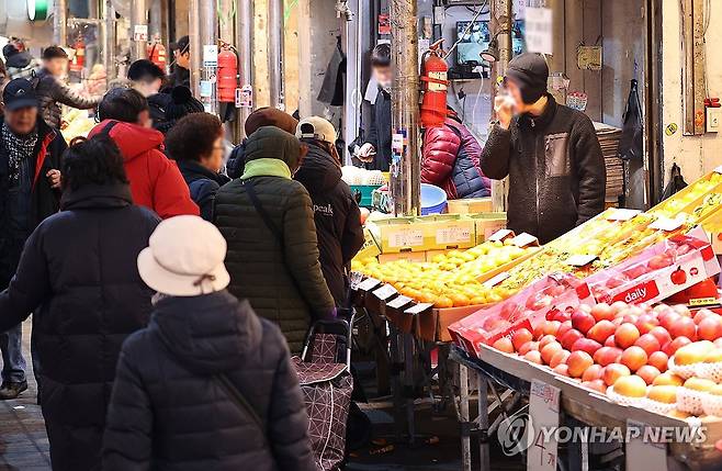 설 앞둔 재래시장 (서울=연합뉴스) 진연수 기자 = 설 명절을 앞둔 23일 오후 서울 동대문구 경동시장을 찾은 시민들이 장을 보고 있다. 2025.1.23 jin90@yna.co.kr