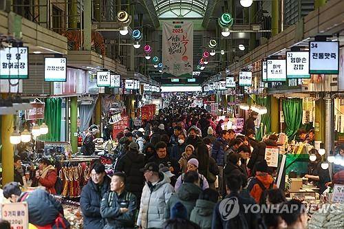 설 맞아 북새통 이룬 전통시장 (서울=연합뉴스) 서대연 기자 = 설 연휴 이틀째인 26일 오후 서울 시내 한 전통시장이 이용객으로 북적이고 있다. 2025.1.26 dwise@yna.co.kr