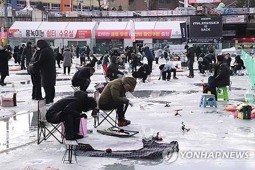화천산천어축제 올해도 흥행 '대성공' (화천=연합뉴스) 류호준 기자 = 설 연휴 첫날인 25일 오후 강원 화천군 화천천 일원이 시민과 관광객들로 붐비고 있다.
이곳에서는 다음 달 2일까지 2025 화천산천어축제가 열린다. 2025.1.25 ryu@yna.co.kr