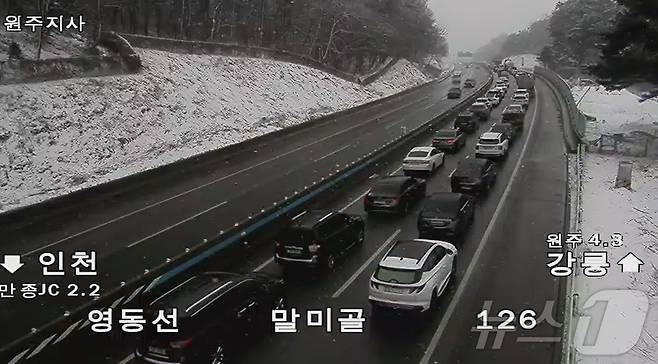 영동고속도로 강릉방향 원주IC 인근 말미골 일대에서 교통정체가 심한 모습. 한국도로공사는 원주IC 전방 2㎞ 부근에서 일어난 교통사고로 해당 구간이 통제, 문막IC로 인한 국도 우회를 안내 중이다.(한국도로공사 고속도로 CCTV 캡처) 2025.1.27/뉴스1