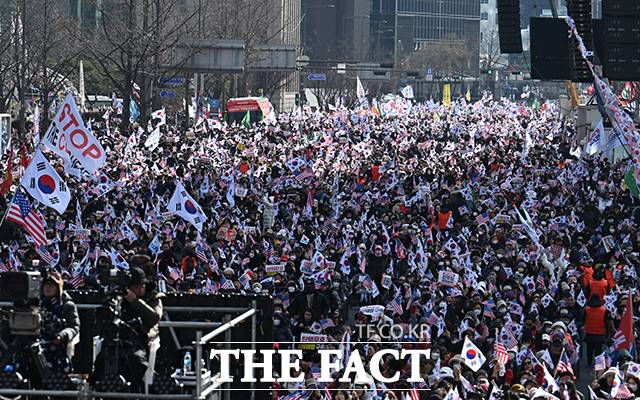 설 명절 연휴 첫날인 25일 서울 종로구 세종대로 일대에서 열린 '윤석열 대통령 탄핵 반대 광화문 국민대회'에서 집회 참가자들이 태극기와 성조기를 흔들고 있다. /박헌우 기자