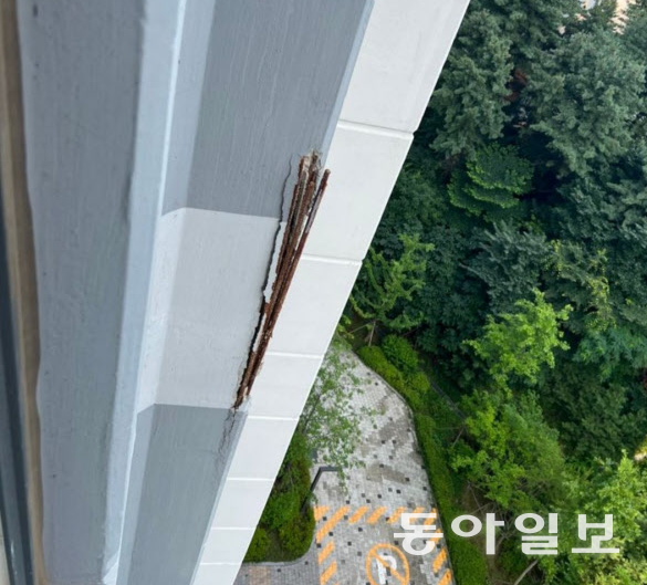서울의 한 아파트 단지에서 외벽을 뚫고 철근 다발이 밖으로 튀어나와 있다.