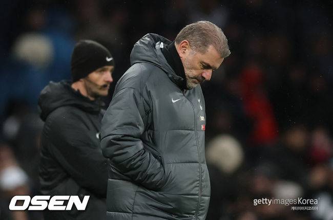 LONDON, ENGLAND - JANUARY 26: Ange Postecoglou, Manager of Tottenham Hotspur, reacts during the Premier League match between Tottenham Hotspur FC and Leicester City FC at Tottenham Hotspur Stadium on January 26, 2025 in London, England. (Photo by Julian Finney/Getty Images)