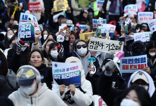 ▲25일 오후 서울 광화문에서 윤석열 즉각 퇴진·사회 대개혁 비상행동 주최로 열린 대통령 퇴진 촉구 집회에서 참석자들이 관련 구호를 외치고 있다. ⓒ연합뉴스