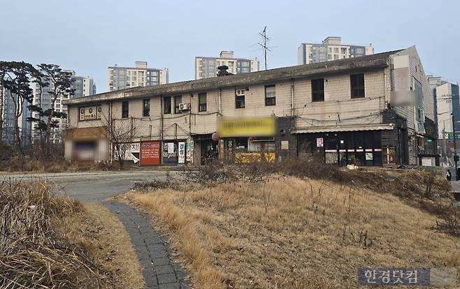 방치된 노후 상가 모습. 사진=이송렬 한경닷컴 기자