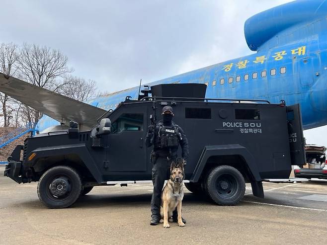 김태훈 경찰견 양성교관이 서울 경찰특공대에 근무했을 당시 모습. 그의 파트너는 셰퍼드였다. /사진=김태훈 경찰견 양성교관.
