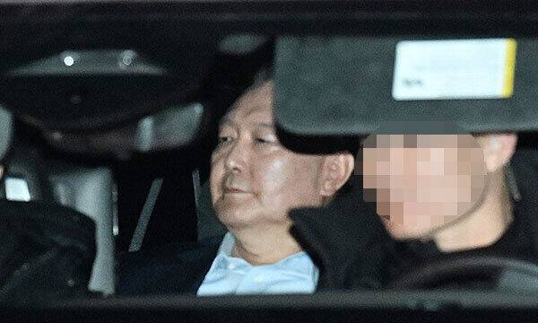 내란 우두머리 혐의로 고위공직자범죄수사처에 체포된 윤석열 대통령이 지난 15일 경기 과천시 공수처에서 조사를 마치고 서울구치소로 이동하고 있다. 공동취재사진