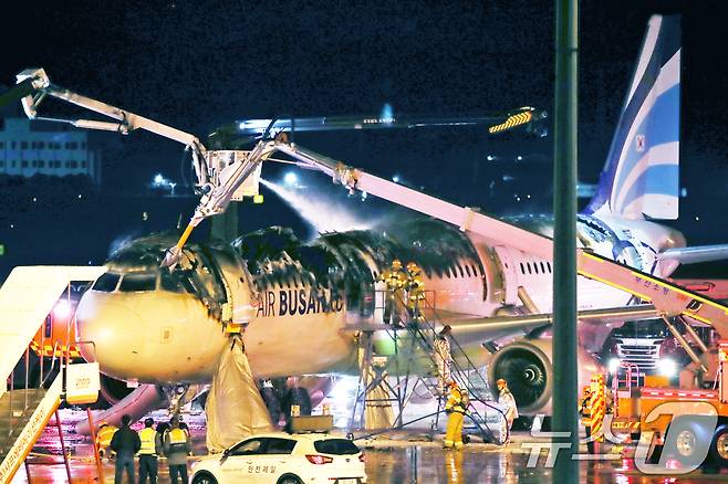 28일 오후 부산 강서구 대저동 김해공항에서 홍콩행 에어부산 항공기에서 화재가 발생해 소방당국이 진화작업을 벌이고 있다. 2025.1.28/뉴스1 ⓒ News1 윤일지 기자
