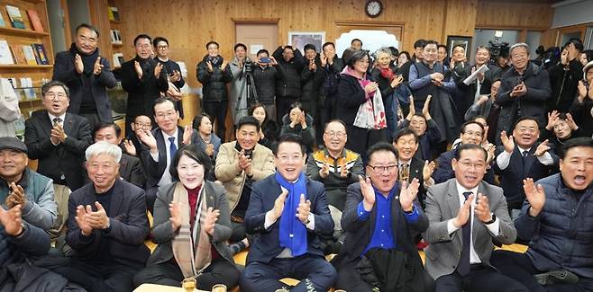전남도는 한강 작가의 한국인 최초 노벨문학상을 수상을 계기로 지역의 문학적 가치와 자산을 세계에 알리고 문화 관광 핵심 동력으로 육성하기 위해 문학박람회 개최 등 다양한 사업을 추진한다고 29일 밝혔다. 사진은 김영록 전남도지사(사진 앞줄 오른쪽에서 네 번째)가 지난 2024년 12월 11일 장흥 한승원 문학학교에서 한강 작가 노벨문학상 시상식을 주민들과 함께 시청하며 박수치는 모습. 전남도 제공