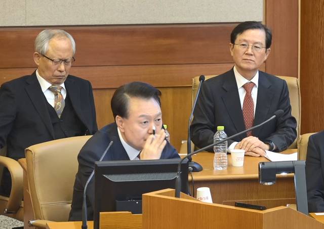 ▲ 윤석열 대통령이 지난 23일 서울 종로구 헌법재판소에서 열린 본인의 탄핵심판 4차변론에서 증인으로 출석한 김용현 전 국방부 장관에게 직접 증인신문을 하고 있다. 헌법재판소 제공