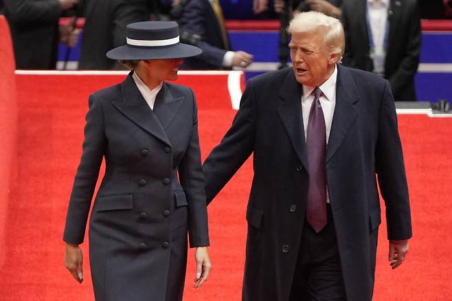 도널드 트럼프 미국 대통령과 부인 멜라니아 여사(왼쪽)가 지난 20일(현지시간) 워싱턴DC 캐피털 원 아레나에서 열린 실내 대통령 취임 퍼레이드 행사에 참석하고 있다. /AP=뉴시스