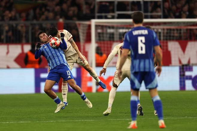 바이에른 뮌헨의 김민재가 슬로반 브라티슬라바와 유럽 챔피언스리그 경기에서 헤더로 공을 따내고 있다. 사진=AFPBBNews