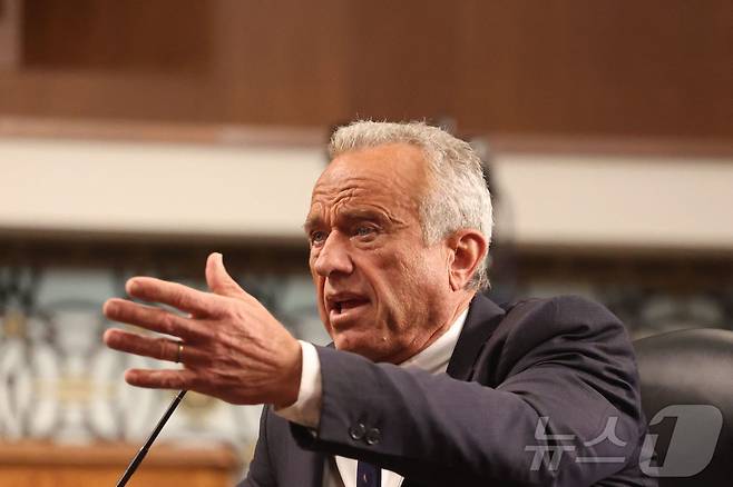 2025년 1월29일 미 의회의사당에서 열린 상원 청문회에서 로버트 F. 주니어가 증언하고 있다. ⓒ AFP=뉴스1