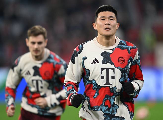 '괴물' 김민재(바이에른 뮌헨)가 풀타임 활약했다. 하지만 바이에른 뮌헨은 유럽챔피언스리그 16강 직행 티켓 획득에 실패했다. 바이에른은 30일(한국시각) 독일 뮌헨 알리안츠 아레나에서 열린 슬로반 브라티슬라바(슬로바키아)와의 2024~2025시즌 유럽챔피언스리그 리그 페이즈 최종전에서 3대1로 승리했다. 이날 승리로 승점 15(5승3패·골득실 +8)가 된 바이에른은 승점은 같지만 골득실에서 아탈란타(+14), 도르트문트(+10), 레알 마드리드(+9)에 밀려 12위에 머물렀다. 바이에른은 8위까지 주어지는 16강 직행 티켓을 얻지 못하고, 9~24위가 나서는 16강 플레이오프 진출에 만족해야 했다.
<저작권자(c) 연합뉴스, 무단 전재-재배포, AI 학습 및 활용 금지>