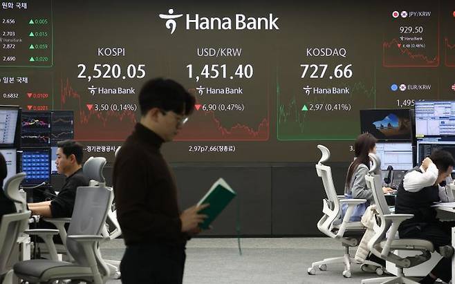 서울 중구 하나은행 딜링룸에서 딜러들이 업무를 보고 있다. ⓒ연합뉴스