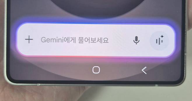 오른쪽 측면 버튼으로 제미나이를 실행한 모습. 사진=구자윤 기자